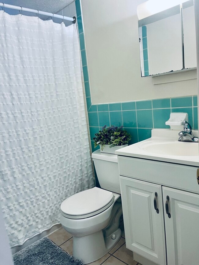 2633-8 Baño - Chamberlain and Lawnfair Apartments