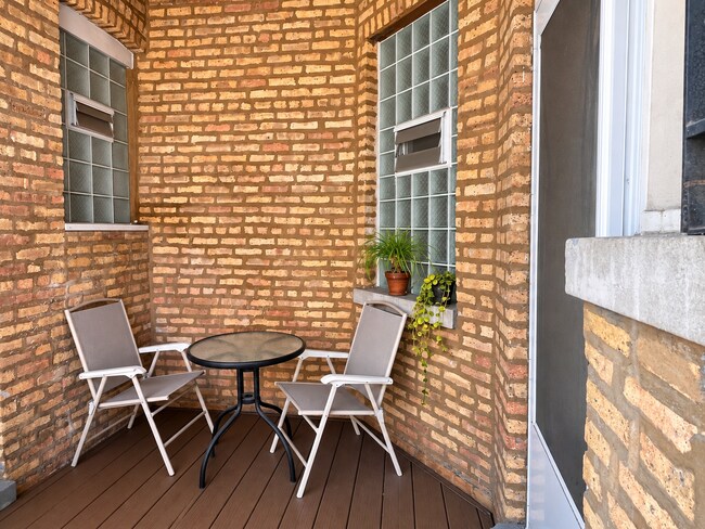 Building Photo - 2123 N St Louis Ave Unit 3N