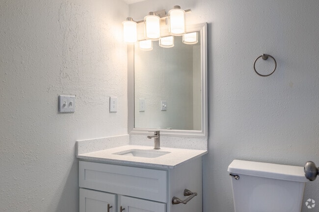 2BR, 2BA - 856SF - Victoria - Primary Bathroom