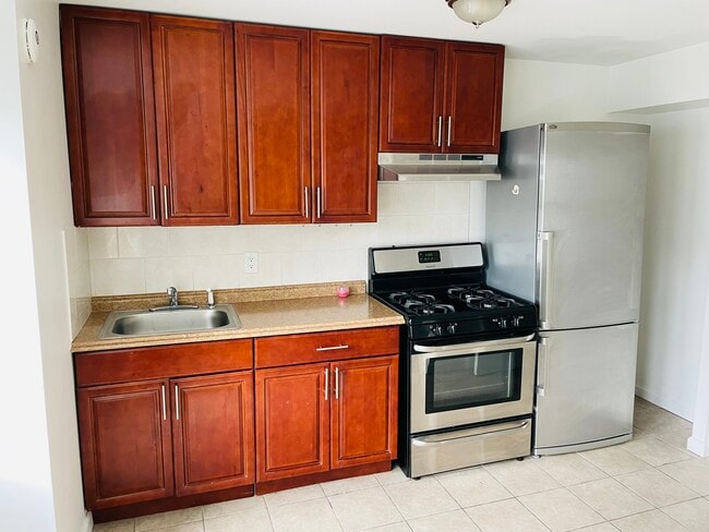 Building Photo - 2126 29th St Unit 3rd fl