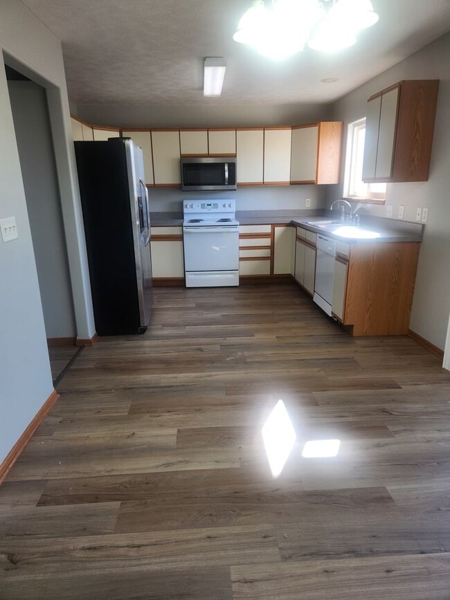 Building Photo - South Lincoln Townhouse with 4 bedrooms, 2 1/2 baths, and 2 stall garage.