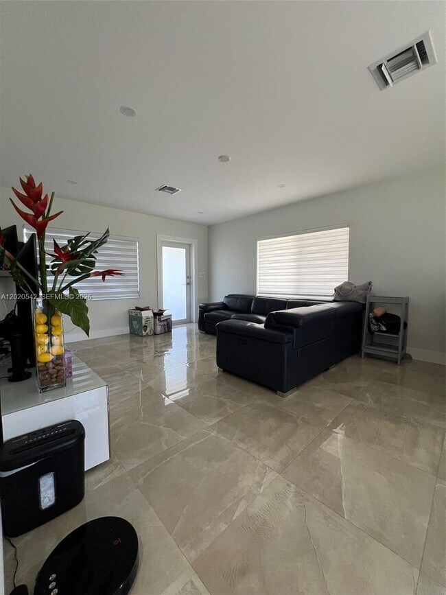 Photo - 335 W 50th St