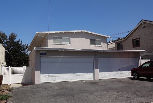 Small 4 unit apartment building. - 2215 Mathews Ave Unidad 2