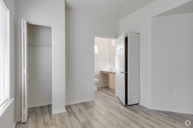 2BR, 2BA - 689SF