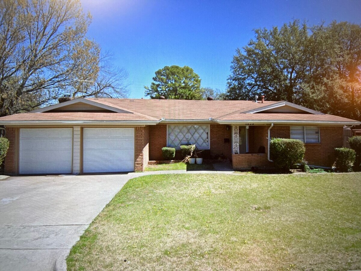 Full brick home with fenced back yard - Full brick home with fenced back yard