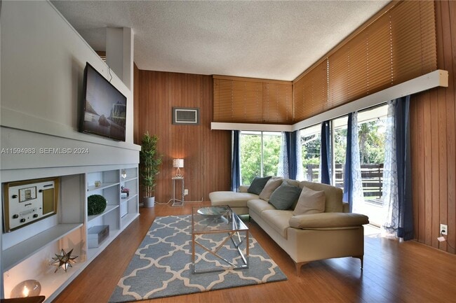 Photo - 250 SE Park St