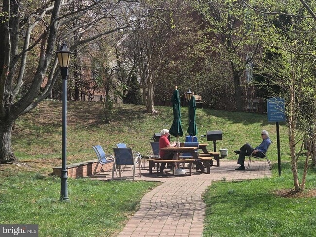 Photo - 3000 Spout Run Pkwy Unidad D308