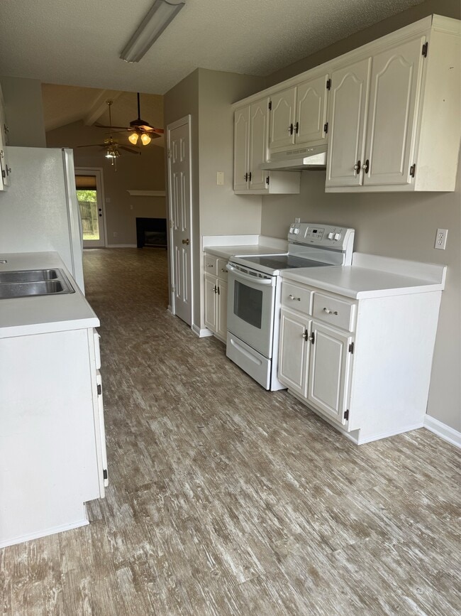 Photo - 550 Albany St