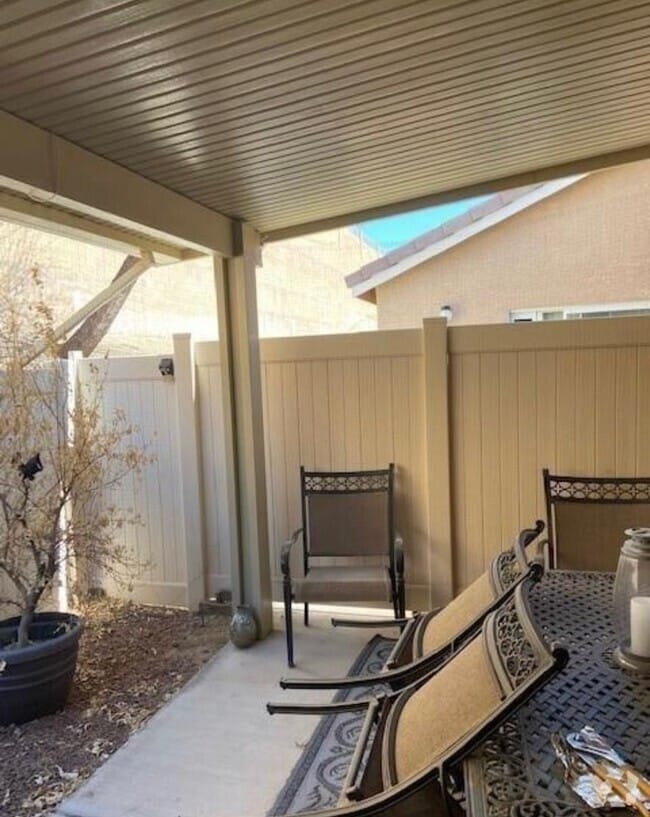 Building Photo - BEAUTIFUL 2 Bedroom 2 Bath Home