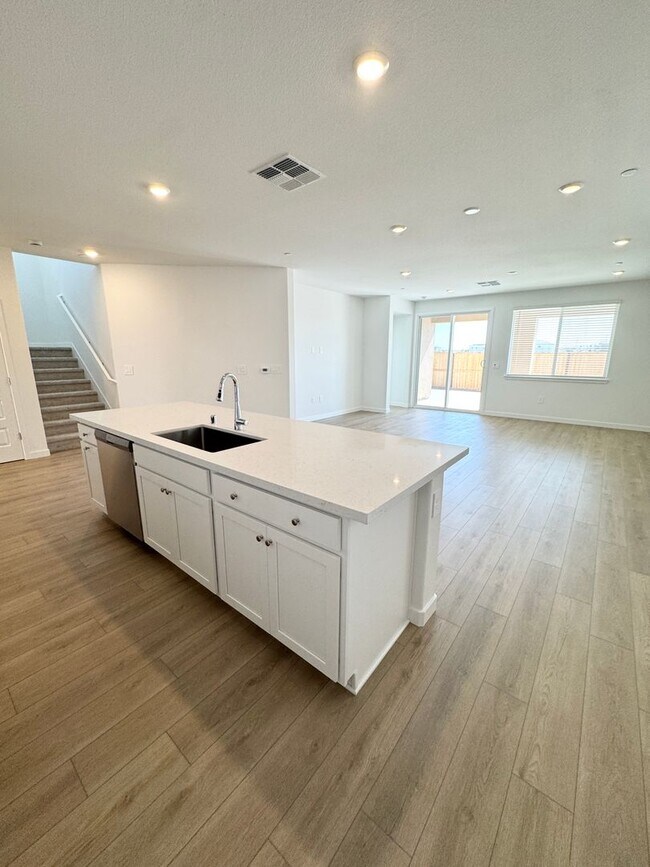 5372 Island Yacht Wy