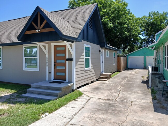 Photo - 3904 Moore St