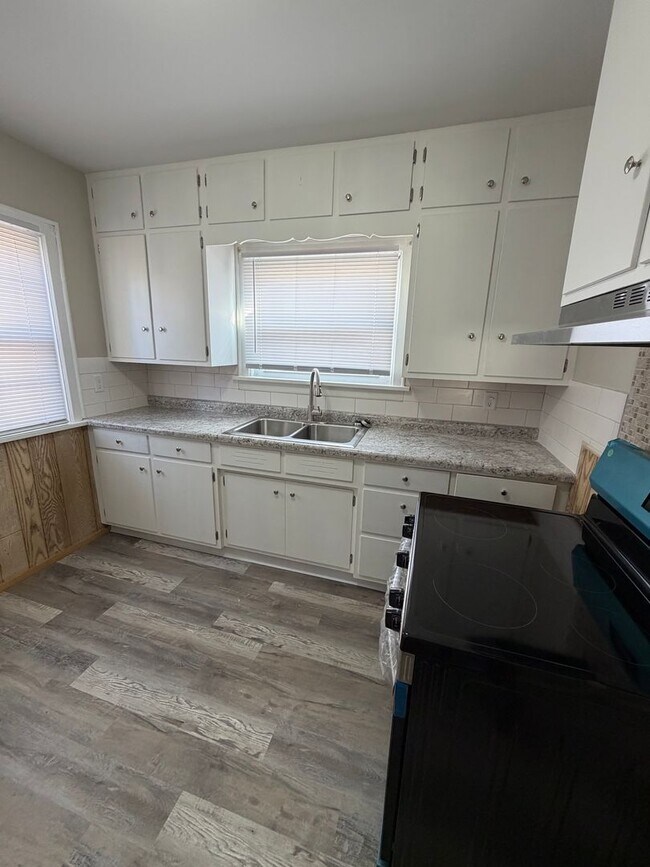 Photo - 3 Bedroom House - Rock Island