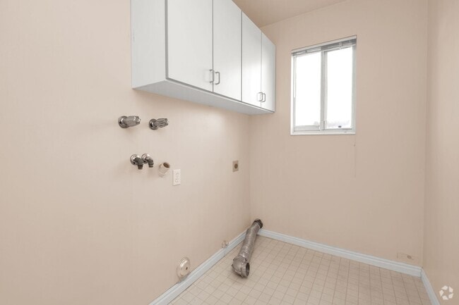 Building Photo - Amazing 4 Bed - 3.5 Bath, Pet-Friendly Lay... Rental
