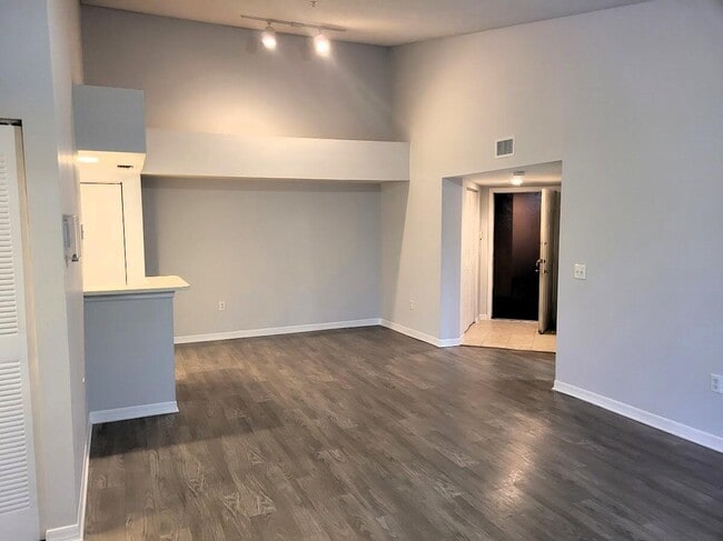 Building Photo - 4197 N Haverhill Rd Unit 212