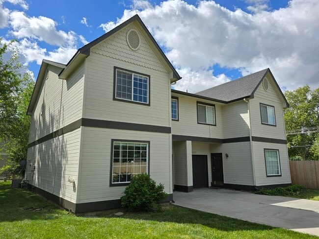 Building Photo - Modern Living just up the Hill from BSU
