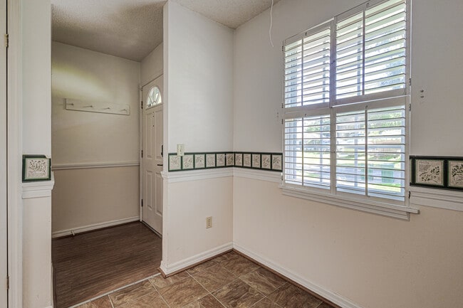 Photo - 205 N Trout Ave