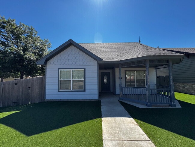 Building Photo - Beautiful Home Located Near Texas Tech Cam...