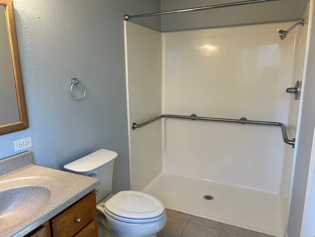 Photo - 2527 Smithers Ave S