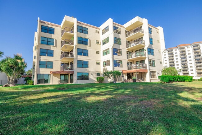 Building Photo - 374 Golfview Rd Unit 106