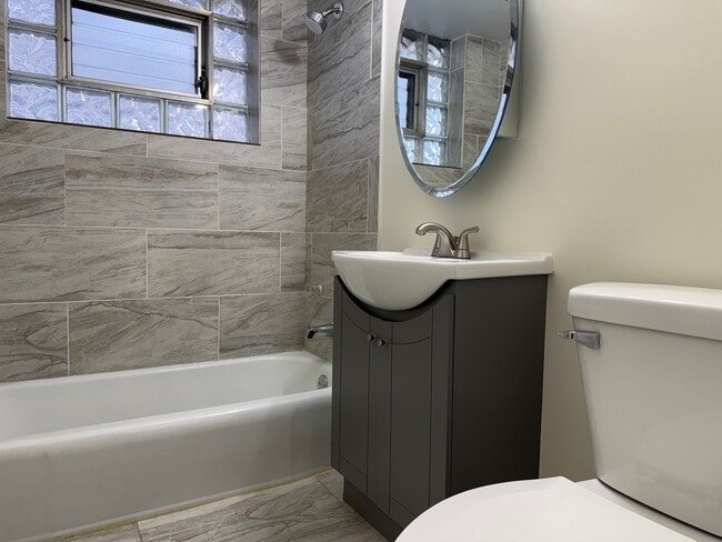 Photo - 11137 S Emerald Ave Unidad 2R