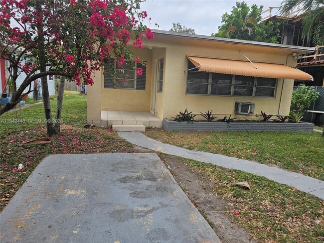 Building Photo - 1947 Funston St Unit 1