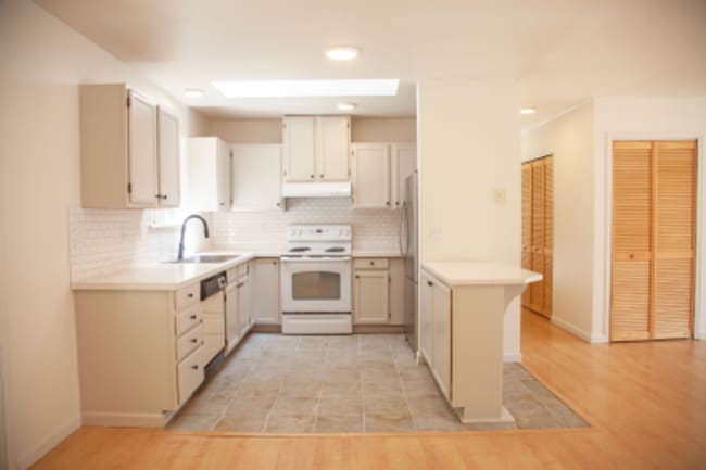 Photo - 6530 NE Center St