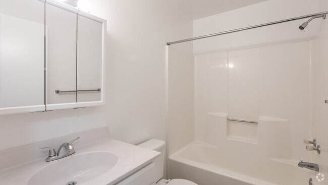 2BR,2BA,-950SF