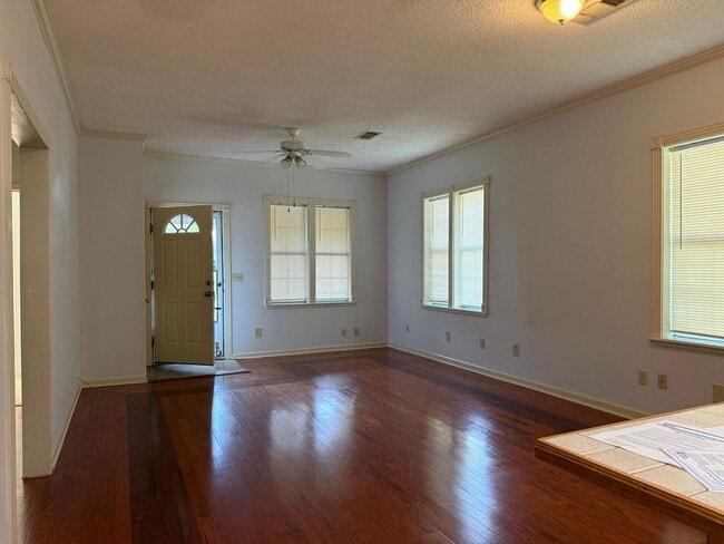 Photo - 704 E North St