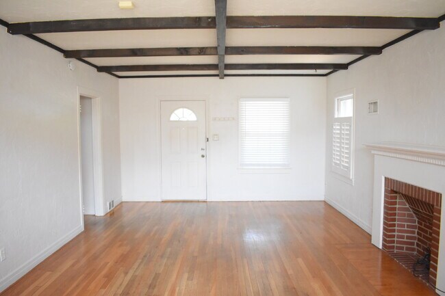 2 Story Cute House Close to Campus! Lease Now for the 2026-2027 School Year! Available September ...