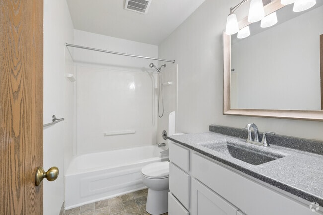 2BR, 1.5BA - 1,296SF - Bathroom