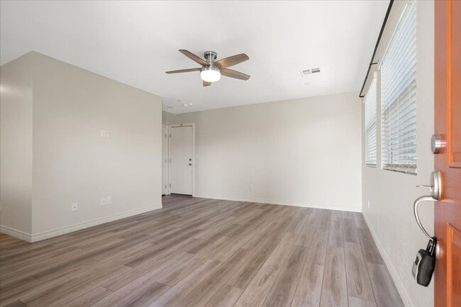 Photo - 4bd End-Unit Gated Townhome with Stylish Finishes