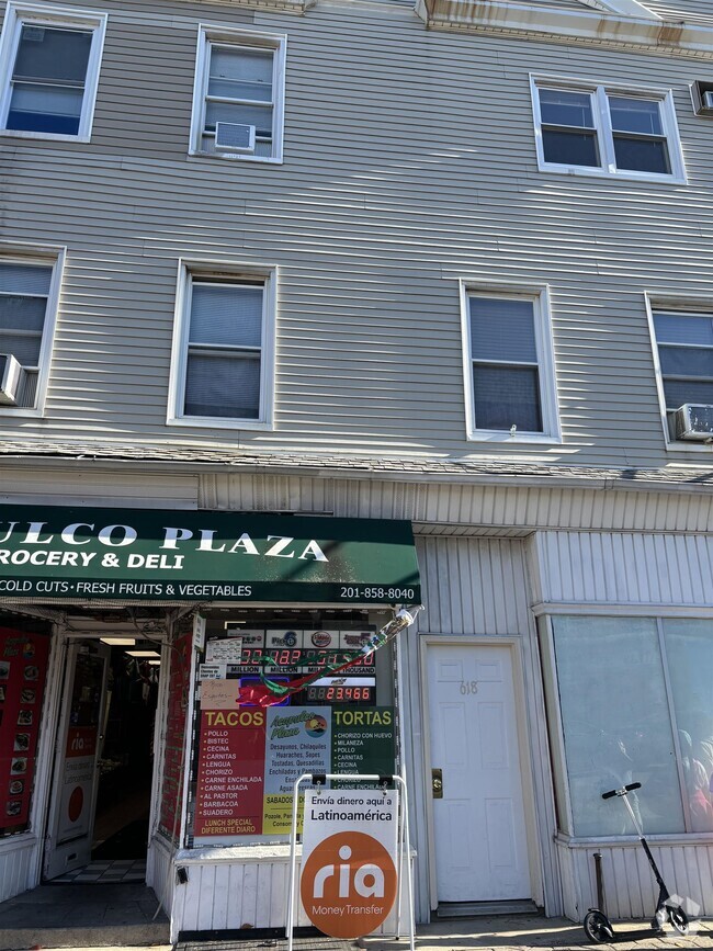 Building Photo - 618 Broadway Rental