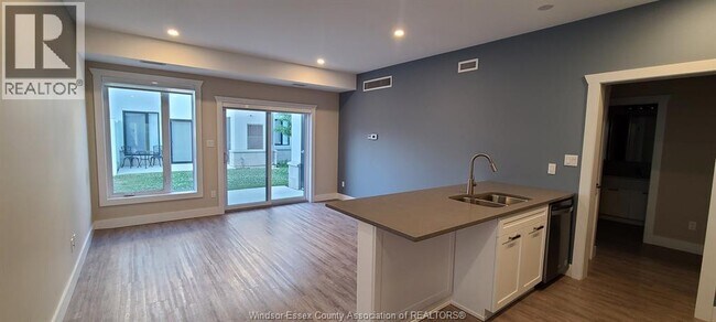 Photo - 550 Sandison St