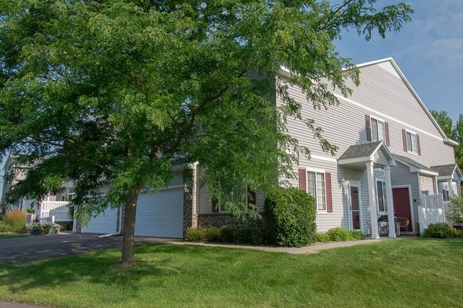 Building Photo - Beautiful Boulder Ridge end unit townhome w/upgrades throughout!