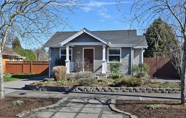 Updated 2br/1ba Bungalow with Garage & Ful... - Updated 2br/1ba Bungalow with Garage & Ful... Casa