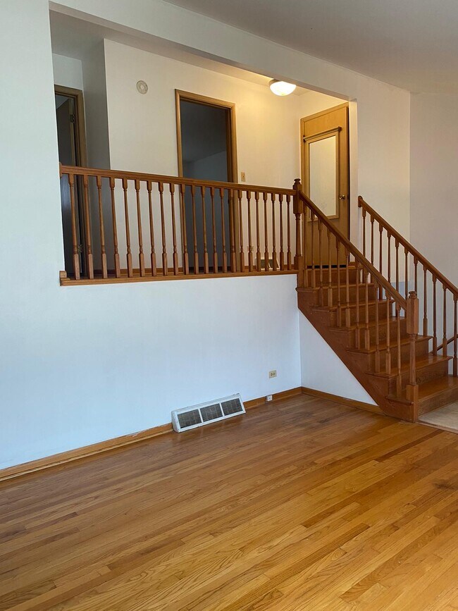 Photo - 920 N Milwaukee Ave