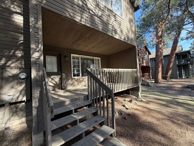 Building Photo - Close to COCC!  Townhouse, 2.5 Bath, W/D Hookups, Gas Fireplace, Water/Sewer Paid, Garage