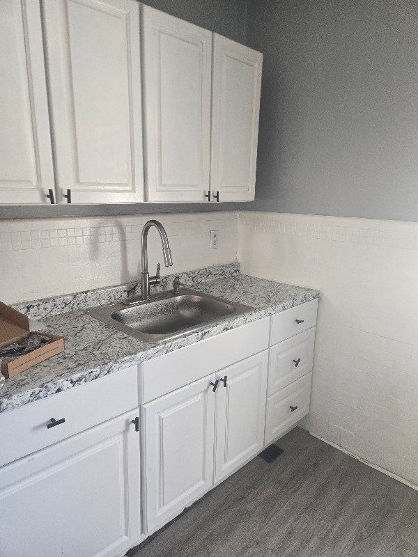 Building Photo - 565 E Elm St