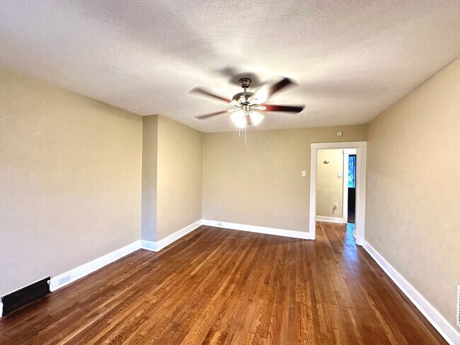 Photo - Updated 2 Bed/1 Bath Apartment in Greenfie... Unidad Apt 2