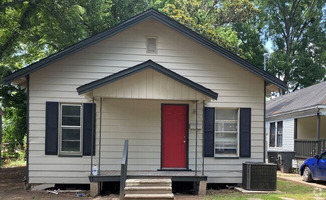 Building Photo - Remodel 2.5 Bedroom Home 1/2 Off First Mon...