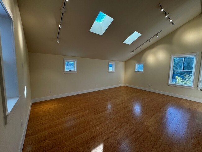 Photo - Modern Bainbridge Studio –  Prime Location...