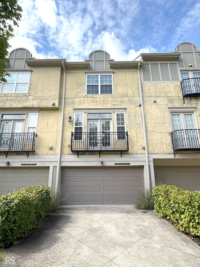 Photo - 949 Junction Pl