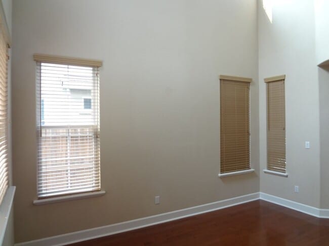Photo - 1123 Montague Ln