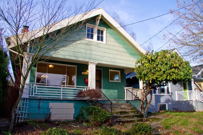 Building Photo - Gorgeous Home in the Heart of Hawthorne wi...