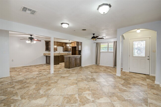 Photo - 811 W 7th St