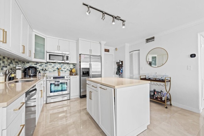 Photo - 600 NE 36th St Unit 606