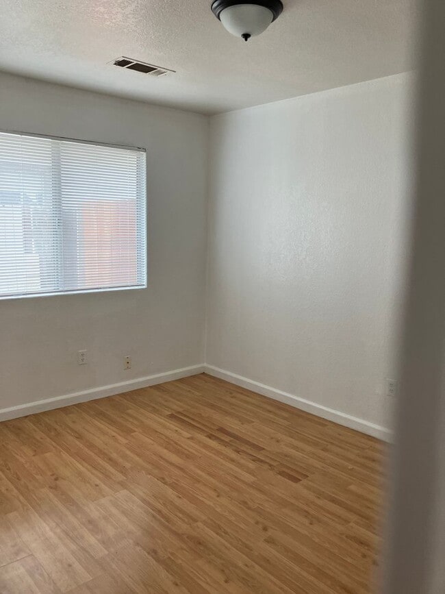 Photo - W 13th Unidad 928 W 13th St