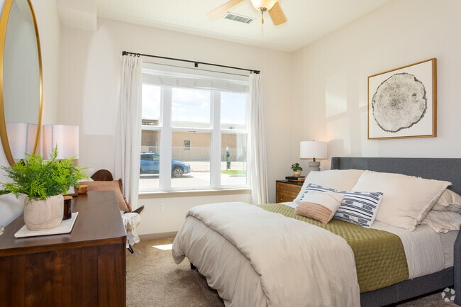 1BR, 1BA - Longs Peak - 701SF