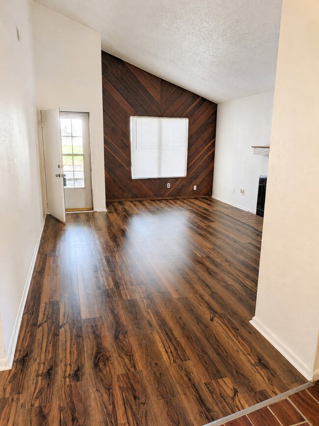 Photo - 2303 De Lee St