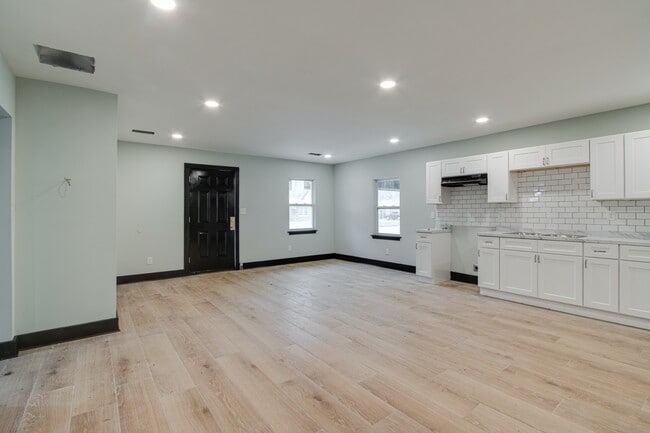 Photo - 1669 Baine Ave